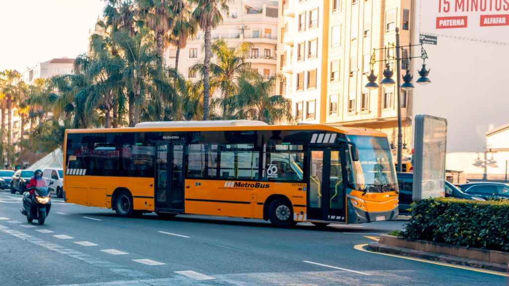 Autobús que conecta los municipios del área metropolitana de Valencia, imagen de archivo. EE