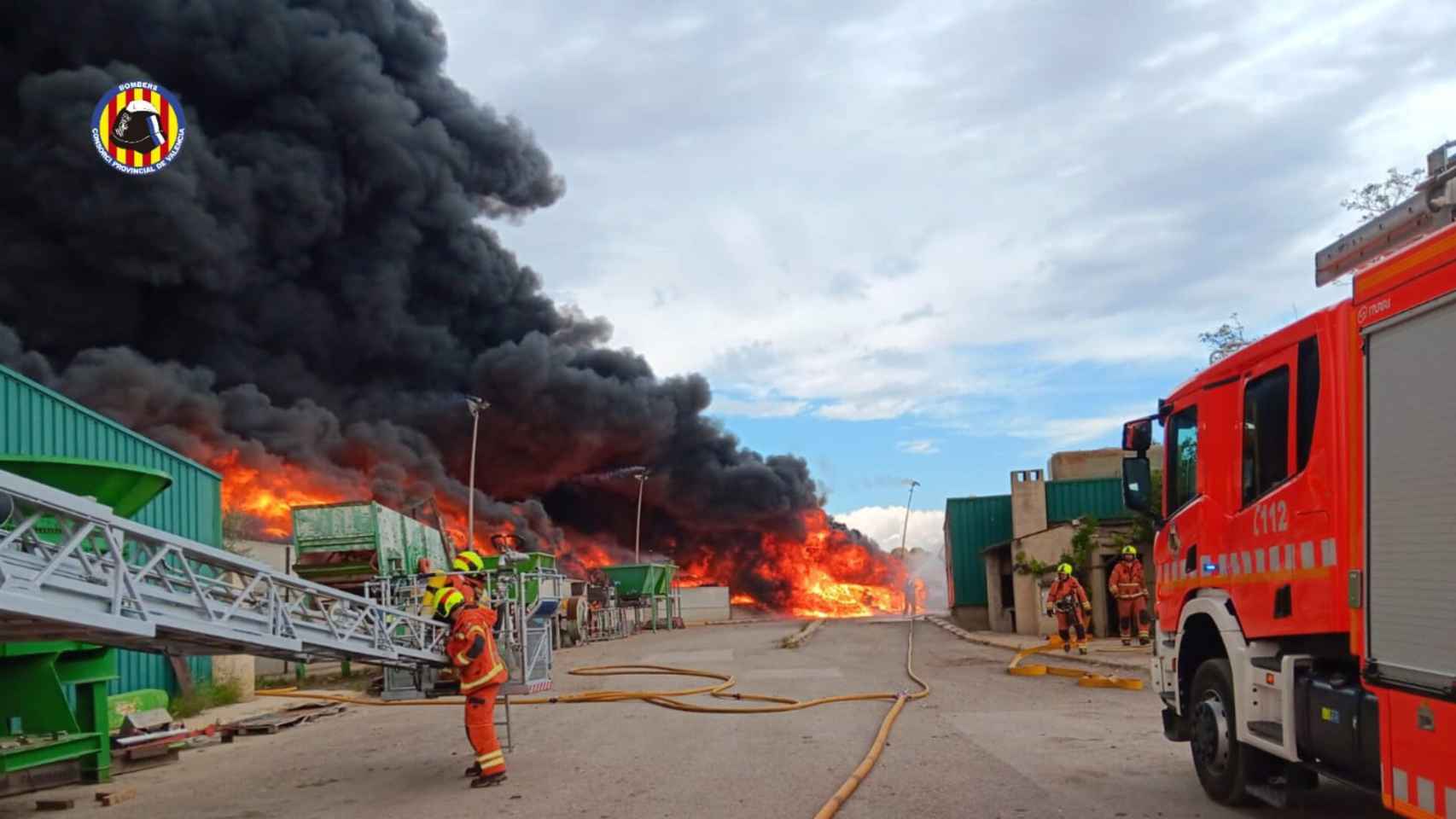 Incendio en la planta de reciclaje de San Antonio de Requena. Consorcio Bomberos Valencia