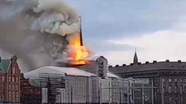 Imagen del momento en el que comienza a arder el edificio de la antigua Bolsa de Copenhague.