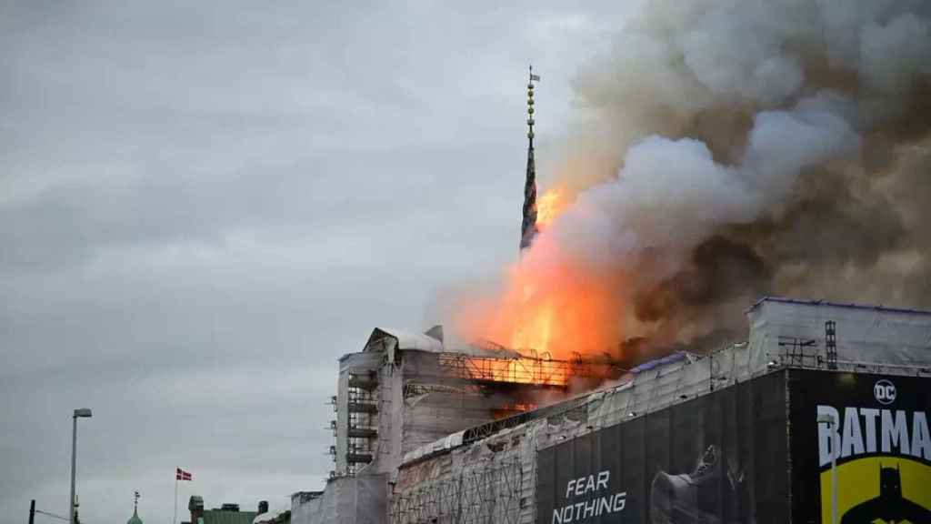 Imagen del momento en el que comienza a arder el edificio de la antigua Bolsa de Copenhague.
