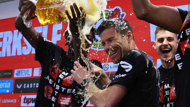 Los jugadores del Bayer Leverkusen bañan con cerveza a Xabi Alonso tras ganar la Bundesliga