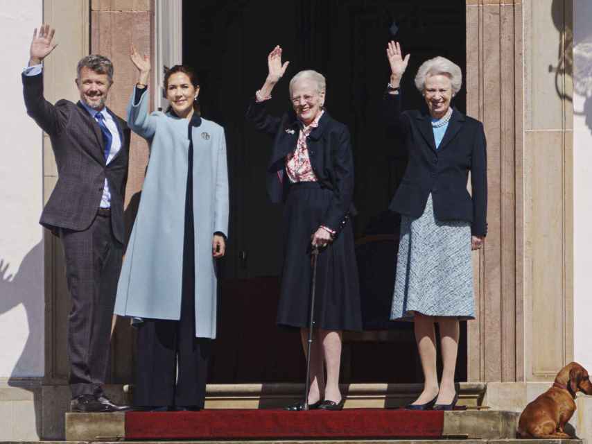 Los actuales reyes de Dinamarca, junto a Margarita II y la princesa Benedicta.
