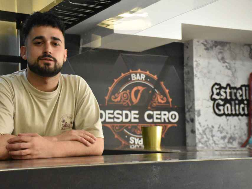 Iñaki Bayón tras la barra de 'Desde cero', su nuevo bar en Valladolid