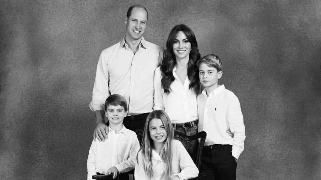 El príncipe Guillermo, Kate Middleton y sus hijos, en diciembre de 2023, en su posado navideño.