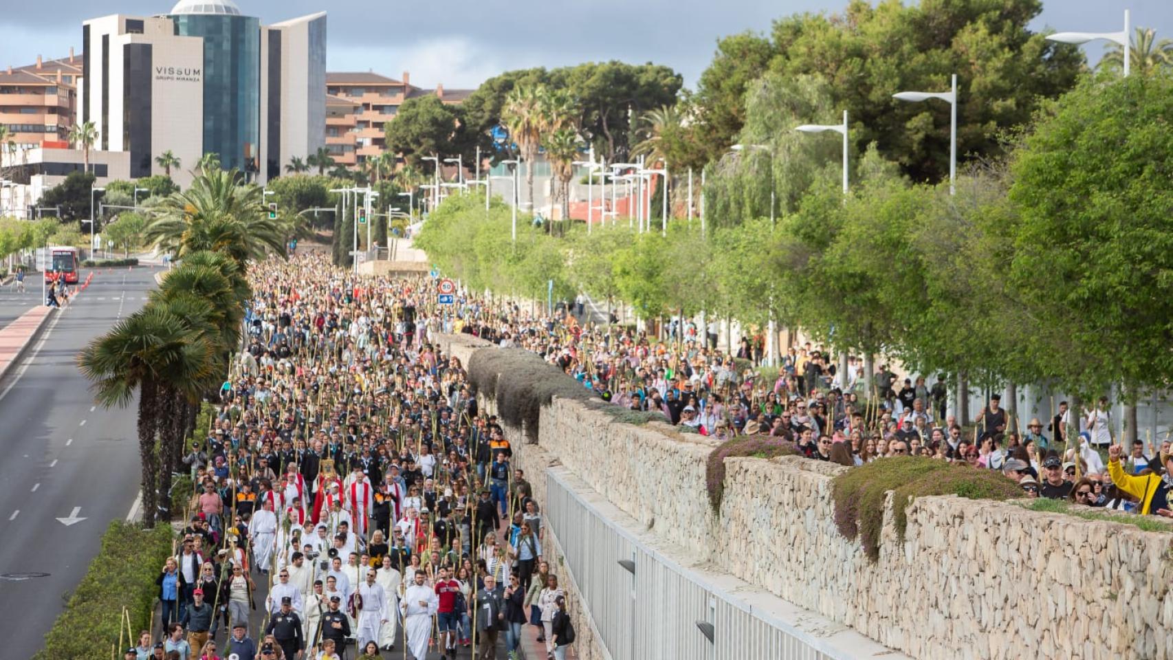 Una vista de la romería desde la avenida de Dénia.