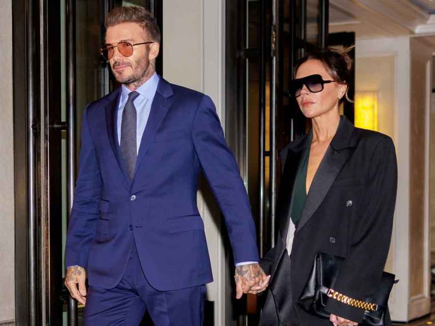 El matrimonio formado por David y Victoria Beckham, saliendo de un hotel.