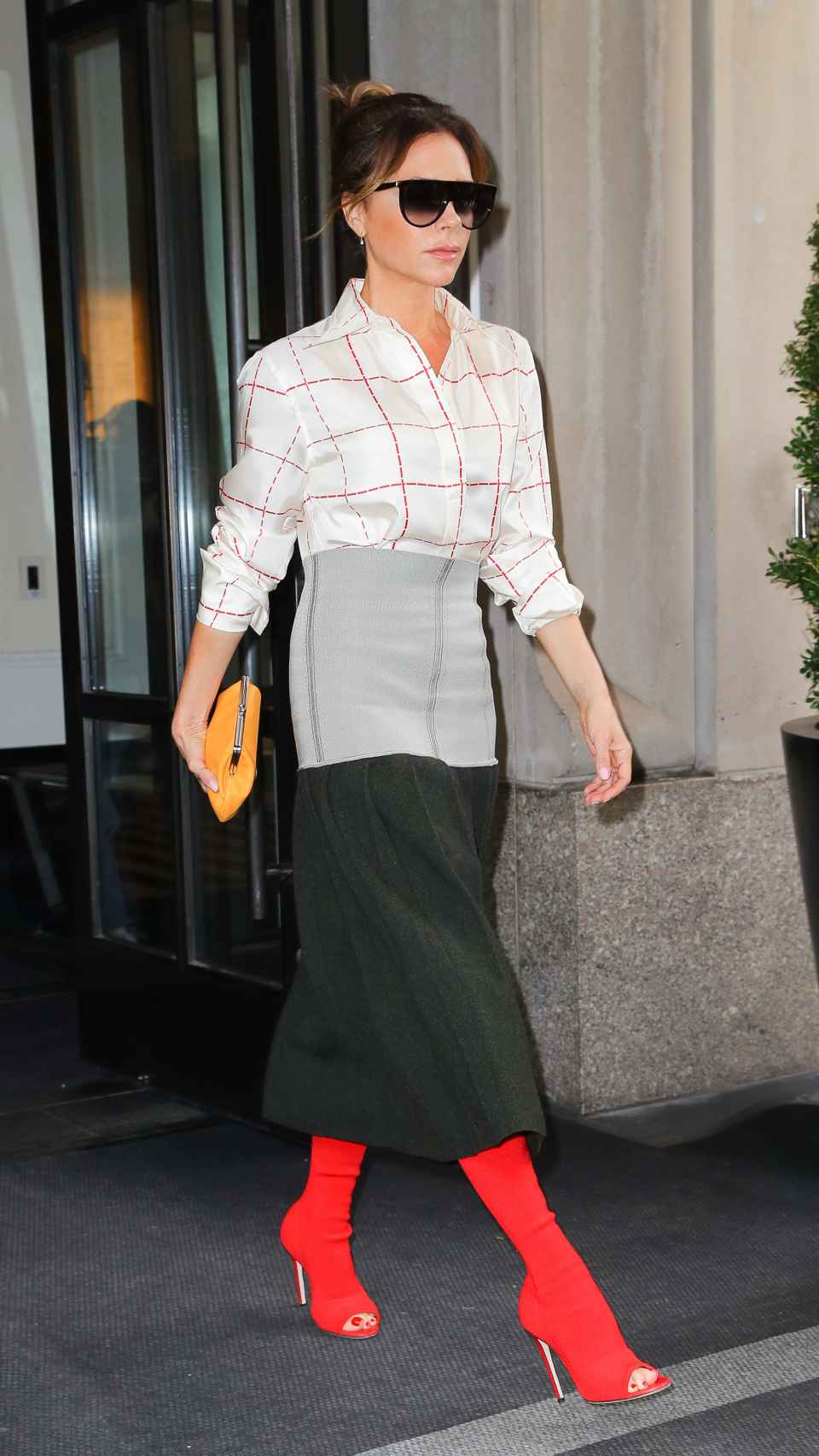 Victoria Beckham, saliendo de un hotel con uno de sus fabulosos 'looks'.