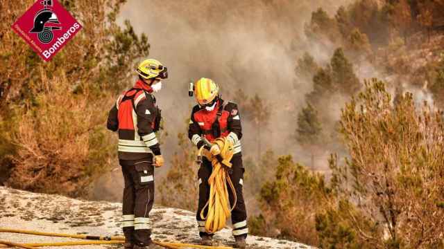 Imagen de los bomberos en el incendio de Tárbena este domingo.