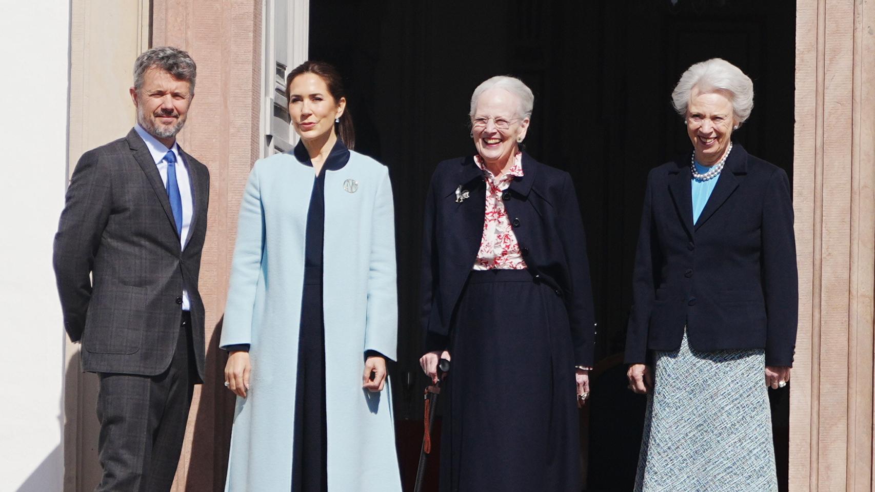 Federico junto a su mujer, Mary, su madre, Margarita II, y Benedicta, saludando a las puertas del palacio de Fredensborg, en Copenhague.