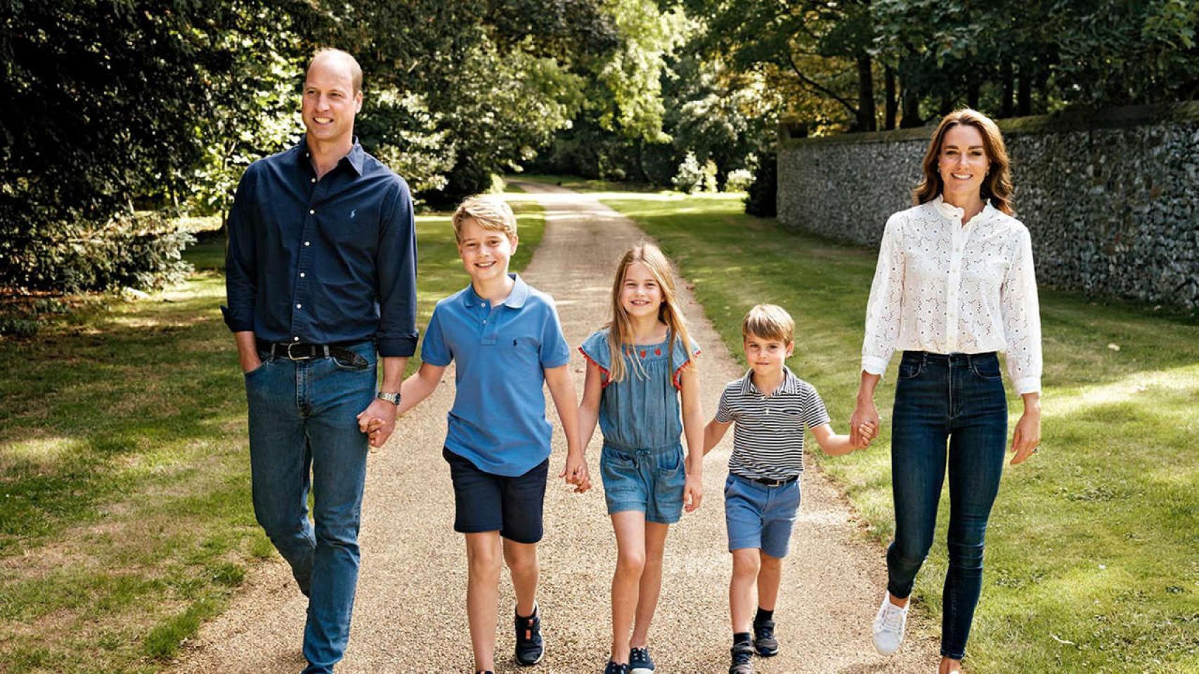 Guillermo y Kate junto a sus tres hijos en una fotografía de archivo.