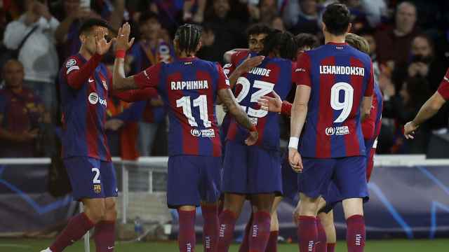 Los jugadores del Barça celebran el gol de Raphinha frente al PSG.