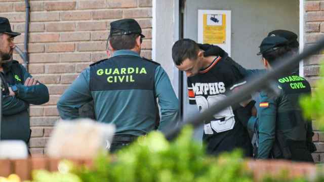 Uno de los detenidos saliendo de dependencias policiales. Foto: Rafa Martín (Europa Press)