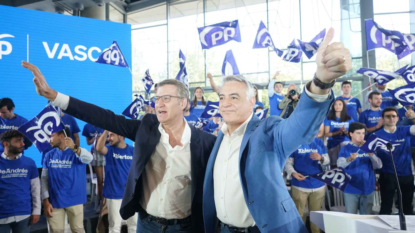 Feijóo y Javier de Andrés, este domingo en un acto de campaña en Bilbao.