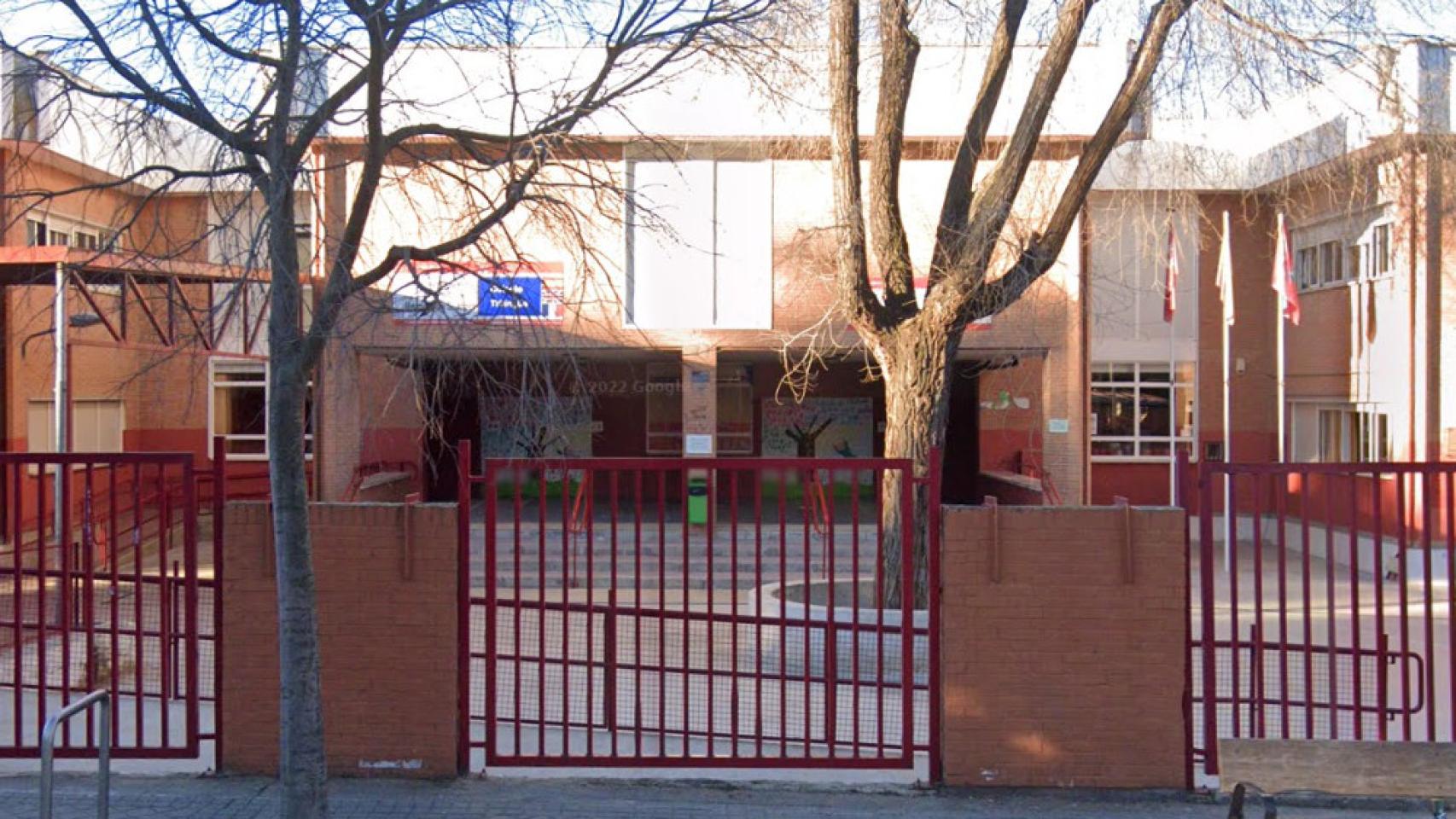 Puerta del colegio Marqués de Suanzes en San Blas donde se refugió el menor herido.