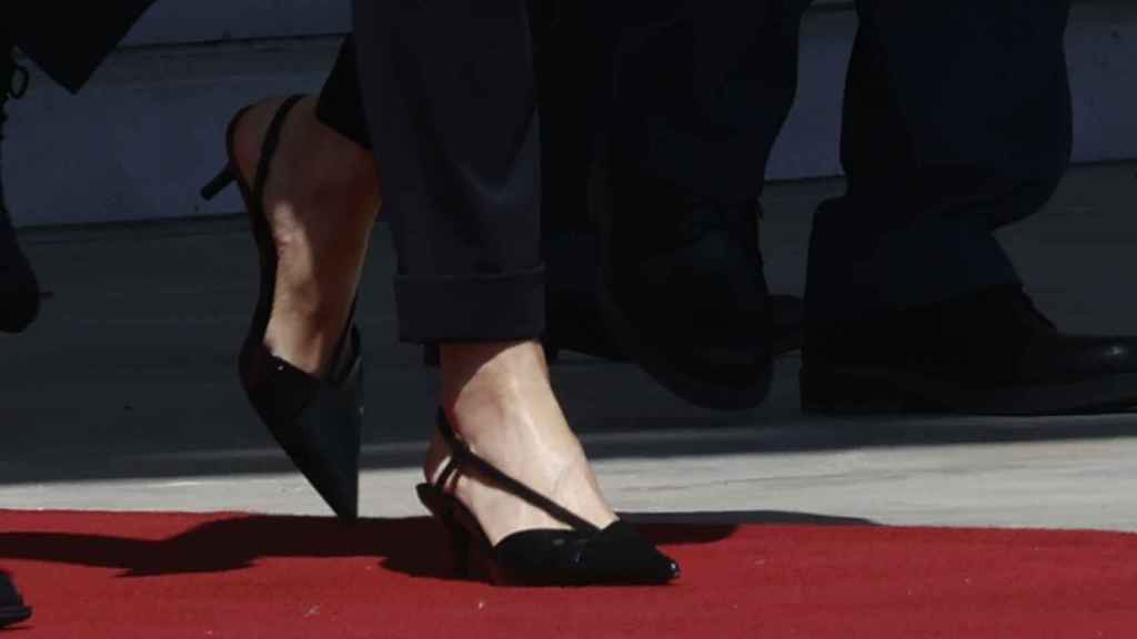 Los nuevos zapatos de Letizia son de Massimo Dutti.