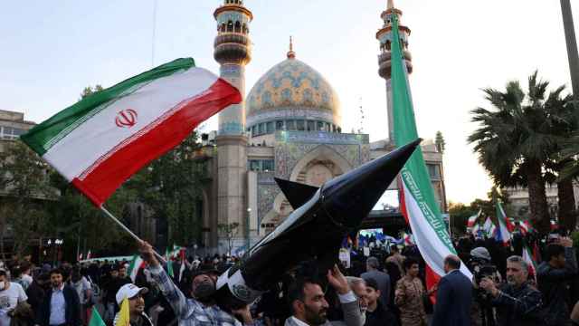 Un hombre porta un misil de imitación en una plaza de Teherán este lunes.