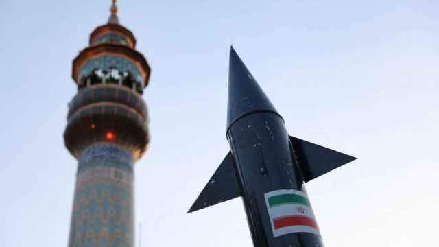 Una imitación de un misil iraní en Teherán, este lunes 15 de abril.