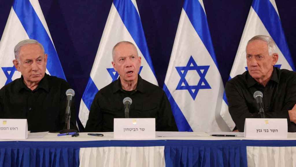 Benjamin Netanyahu (izquierda), Yoav Galant (centro) y Benny Gantz (derecha).