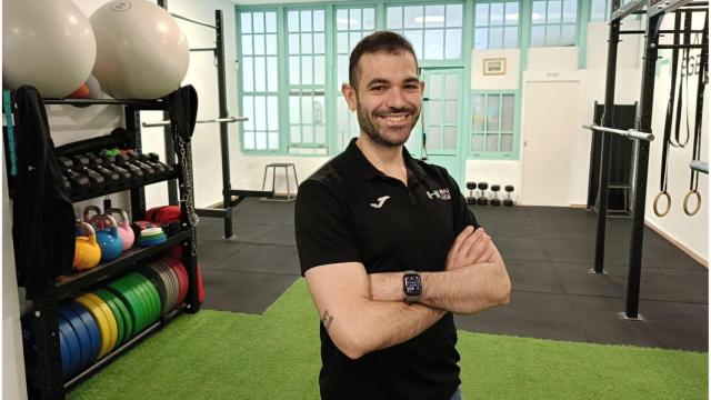 Miguel A. López Egea en el estudio de entrenamiento de Ferrol