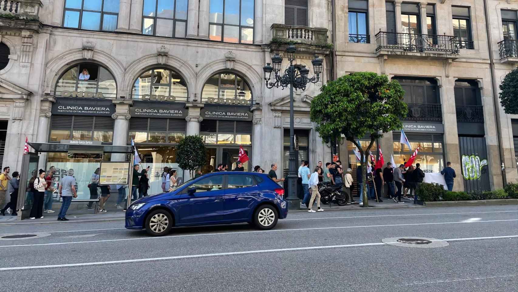 Varios trabajadores del sector de las oficinas marchan por el centro de Vigo.