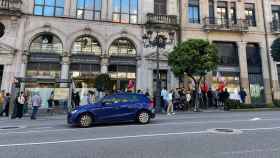 Varios trabajadores del sector de las oficinas marchan por el centro de Vigo.