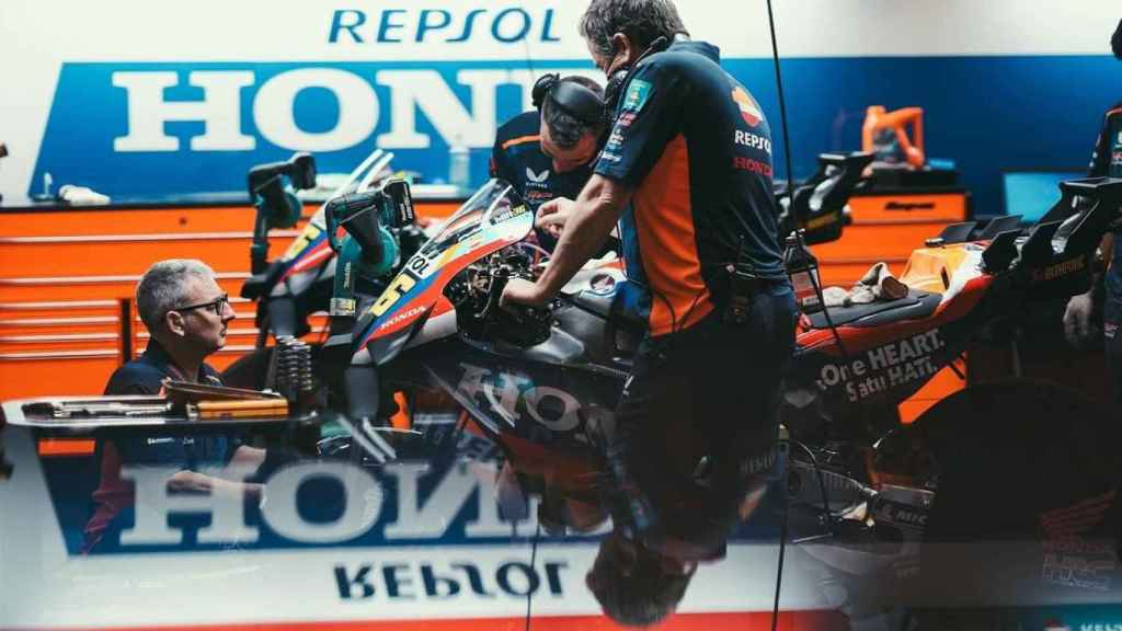Mecánicos del equipo Repsol Honda trabajando en la moto de Joan Mir