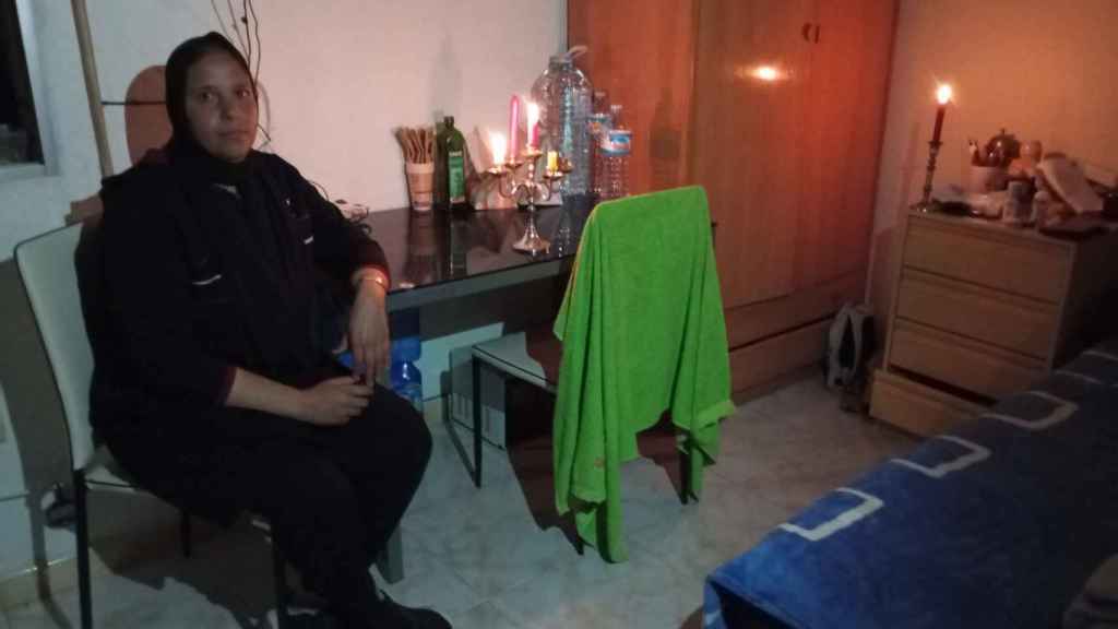 Khadija, este lunes, alumbrando con unas velas la habitación que comparte con su hijo, de 10 años, en el 'Hotel Patera'.