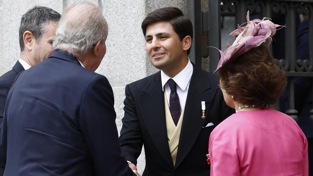 Juan Urquijo, saludando al Emérito, el 6 de abril.