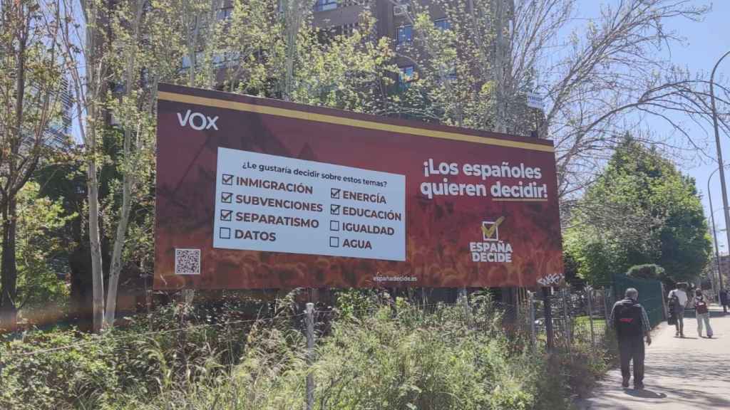 Cartel de Vox, muy cerca de su sede nacional en Madrid