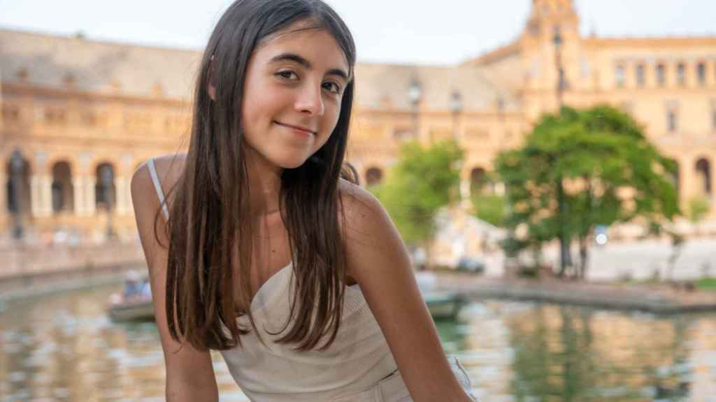 Imagen de una niña en la plaza de España en Sevilla