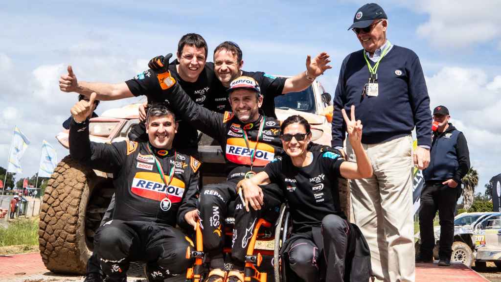 Isidre Esteve celebra junto a todo su equipo su buen resultado en el Rally Transibérico 2024