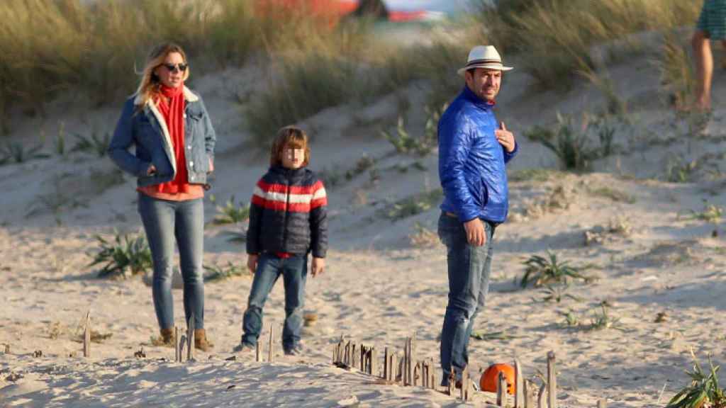 Imagen de archivo de Arturo Valls con su familia en la playa