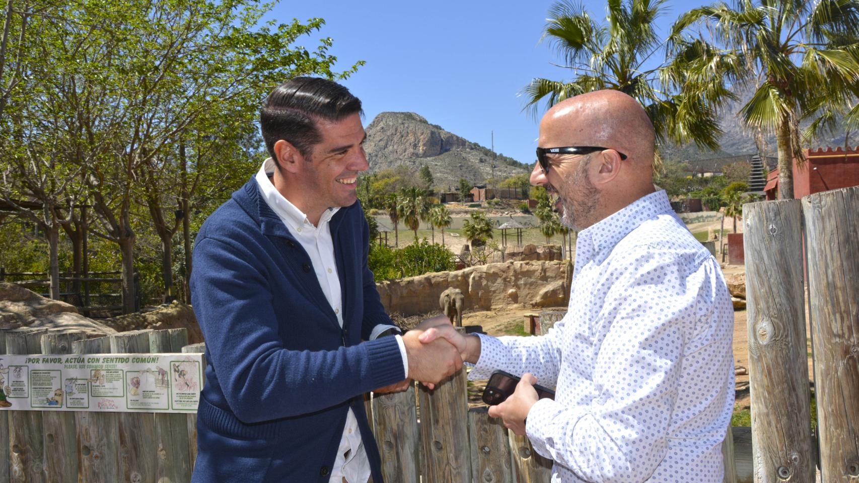 El director de la ONCE en Benidorm, Vicente José Vázquez González, junto con el director general de Terra Natura Benidorm, Luis Perea.