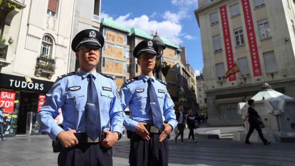 Dos policías chinos patrullan en la calle Knez Mihajlova de Belgrado (Serbia), en septiembre de 2019.