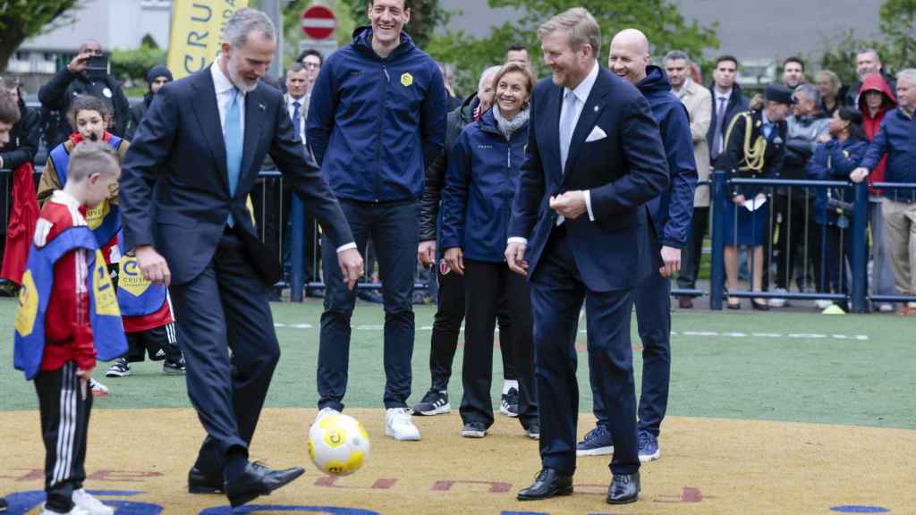 Felipe VI y Guillermo de Holanda dan unos toques con el balón de fútbol en la fundación Cruyff.