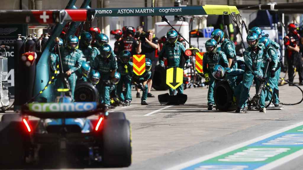 Fernando Alonso entrando a boxes en el Gran Premio de Brasil 2023