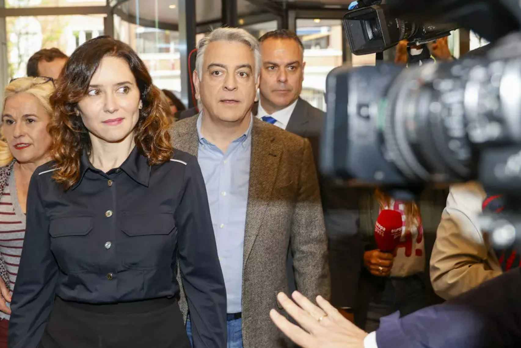 La presidenta de la CAM, Isabel Díaz Ayuso, durante su participación en la campaña electoral vasca, junto al candidato del PP a la Lehendakaritza, Javier de Andrés, este martes.