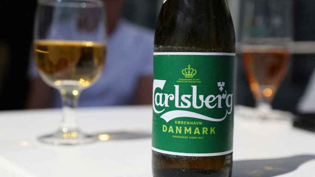 Una cerveza Carlsberg.