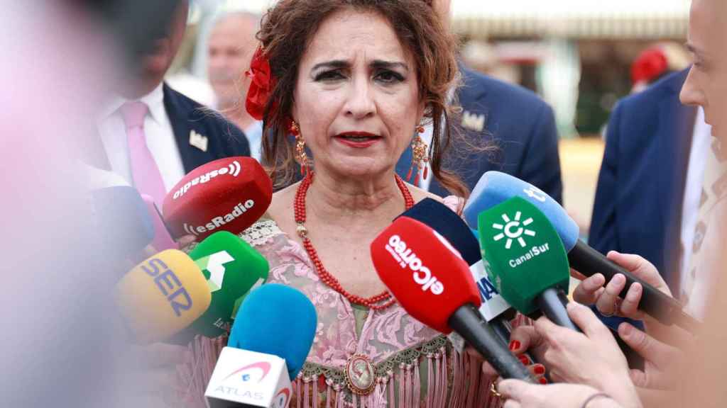 La vicepresidenta y ministra de Hacienda, María Jesús Montero, este miércoles en declaraciones a los medios de comunicación en la Feria de Sevilla.