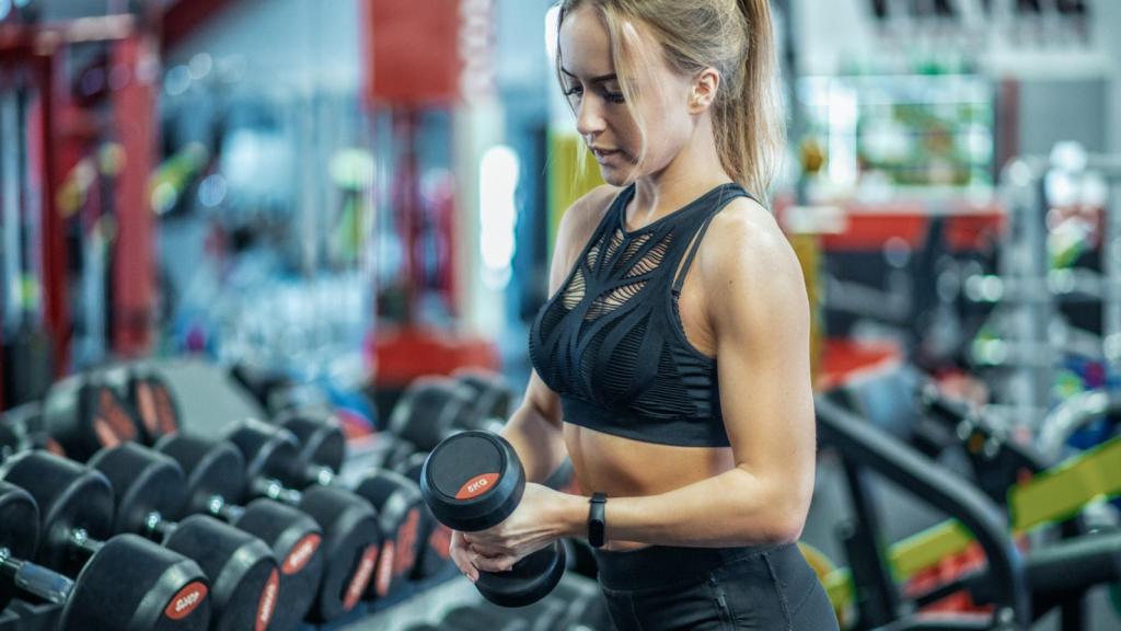 Mujer tonificada en el gimnasio.