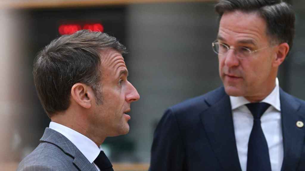 El presidente francés, Emmanuel Macron, conversa con Mark Rutte, el líder de los frugales