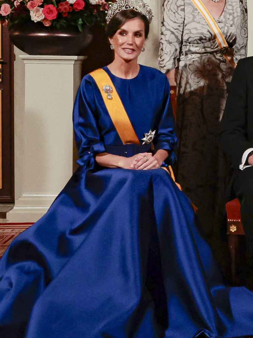 La Reina con la tiara Rusa y su vestido azul cobalto.