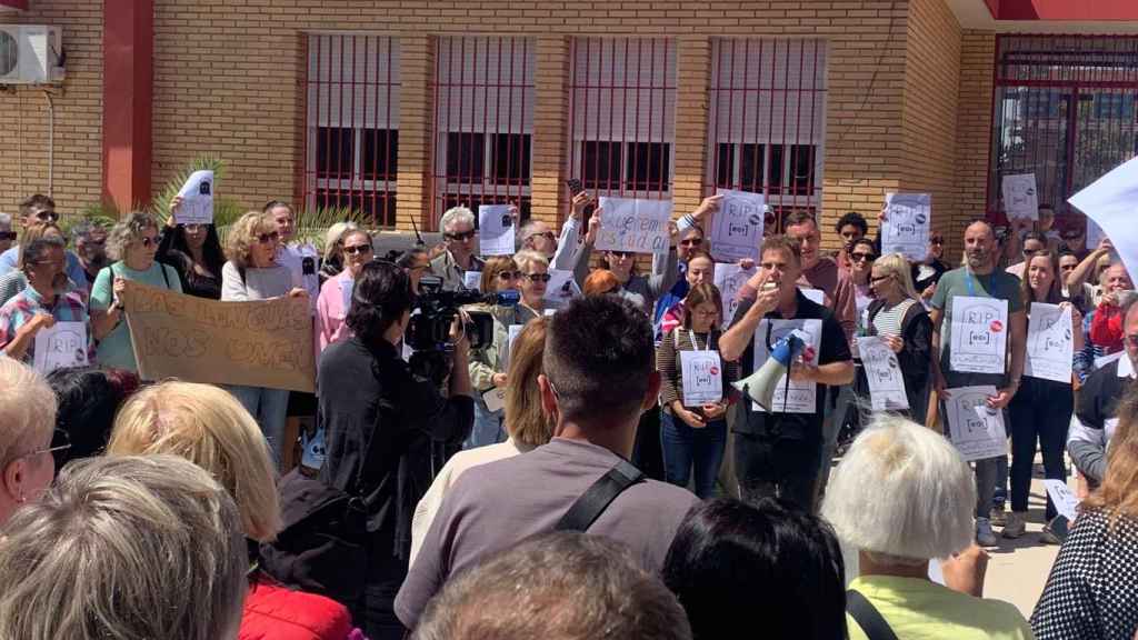 Las protestas de este miércoles frente a la EOI de Torrevieja.