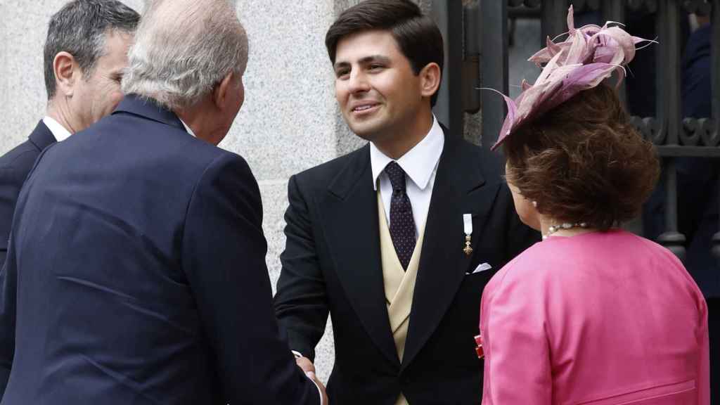 Juan Urquijo saludando al rey Emérito en la boda de Almeida.