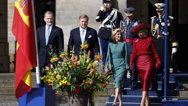 Los reyes de España junto a Guillermo y Máxima, durante la ceremonia de bienvenida de los reyes de Países Bajos a la pareja real española.