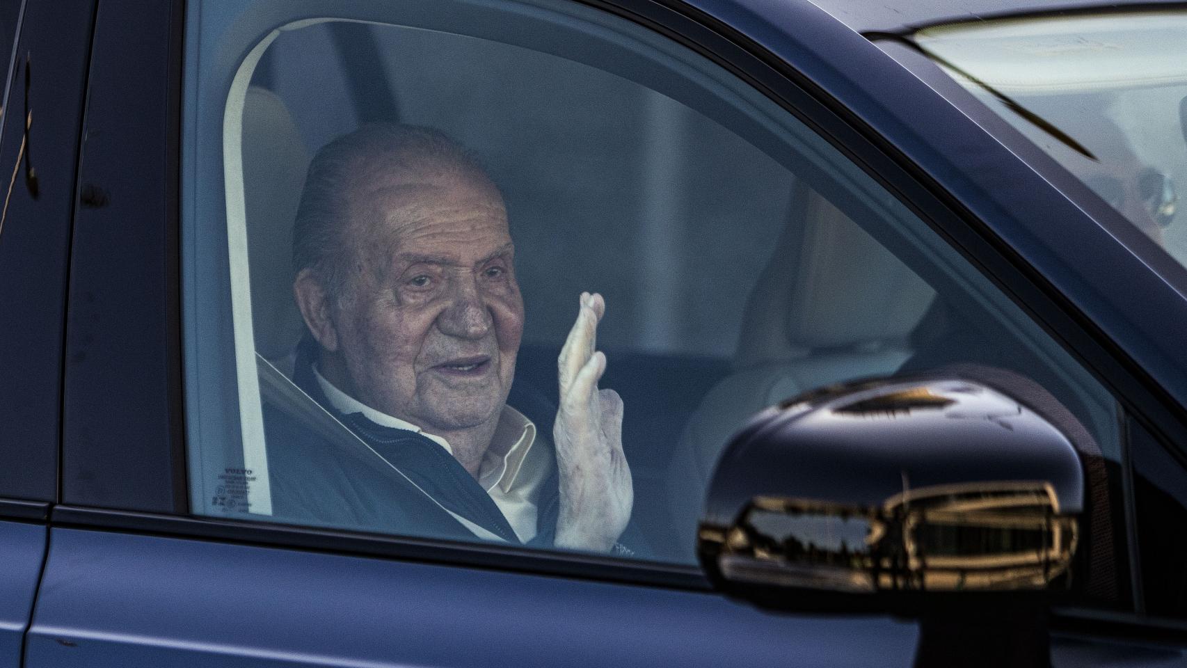 Juan Carlos I, en su llegada al aeropuerto de Vigo.