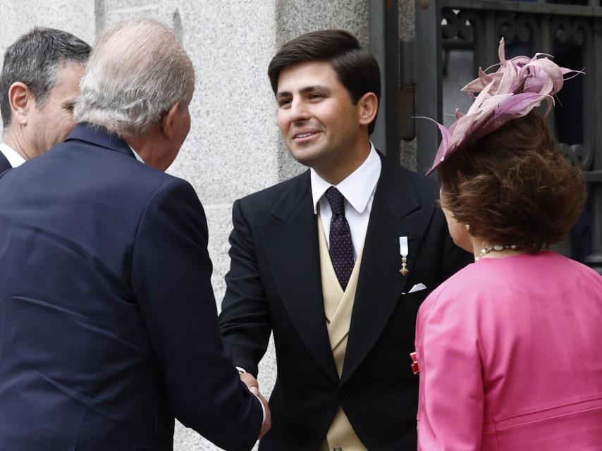 Juan Urquijo recibiendo al emérito Juan Carlos en la boda de su hermana con Martínez-Almeida.