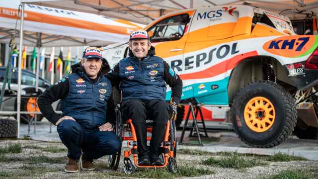 Txema Villalobos e Isidre Esteve junto a su coche en el Rally Transibérico 2024