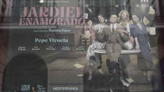 Fotografía este miércoles, del cartel de suspensión de la función de la obra Jardiel Enamorado, tras el director ser denunciado por delitos sexuales, en Madrid. Foto: Esther Muñoz / EFE
