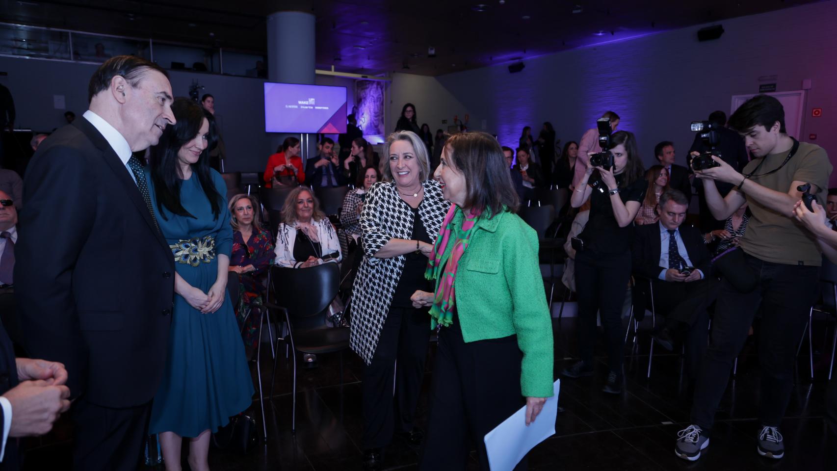 Pedro J. Ramírez, presidente y director ejecutivo de EL ESPAÑOL; Cruz Sánchez de Lara, vicepresidenta de EL ESPAÑOL; Esther Esteban, presidenta de EL ESPAÑOL-EL DIGITAL CLM y Margarita Robles, ministra de Defensa.